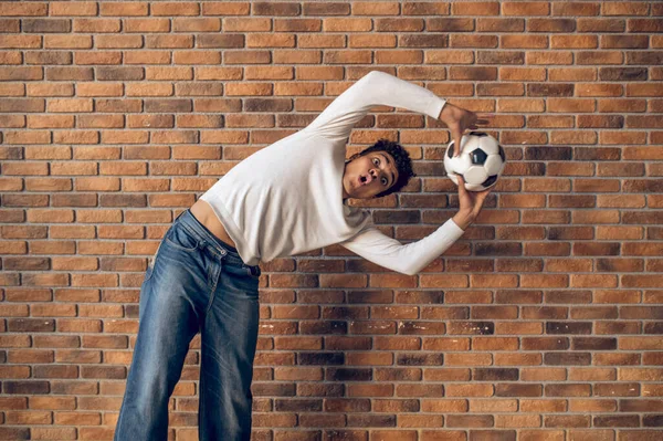 Junger Arabischer Sportler Hält Den Fußball Den Erhobenen Händen Und — Stockfoto