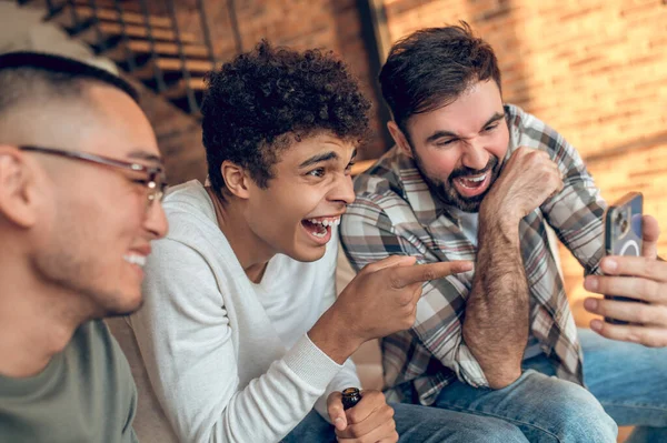 Jovens Felizes Olhando Para Tela Smartphone Nas Mãos Seu Amigo — Fotografia de Stock