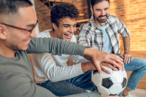 Sorrindo Jovem Alegre Seus Amigos Satisfeitos Colocando Mãos Bola Futebol — Fotografia de Stock