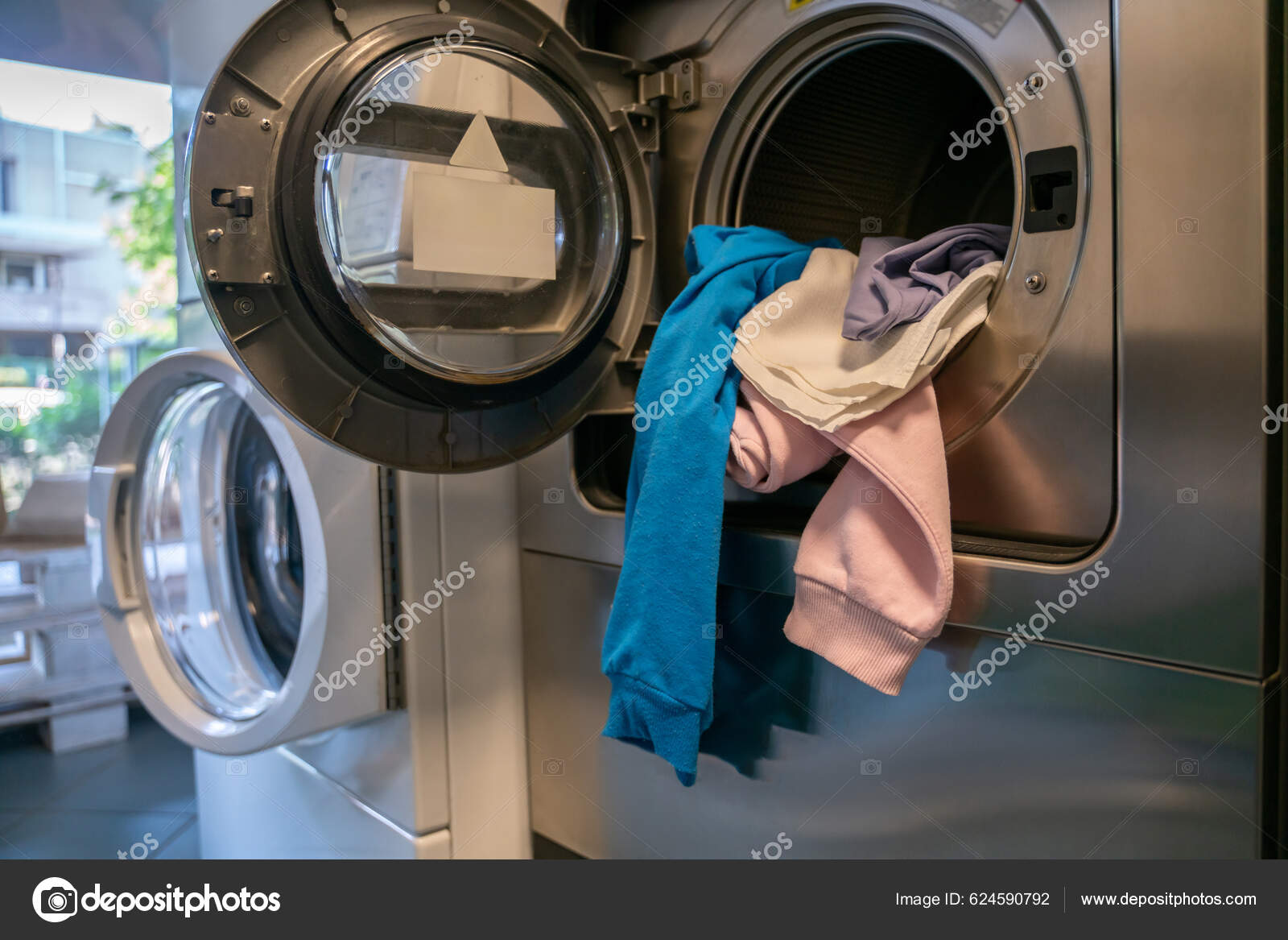Öppen Automatisk Tvättmaskin Laddad Med Hög Smutsiga Kläder Offentlig  Tvättstuga — Stockfotografi © Dmyrto_Z #624590792