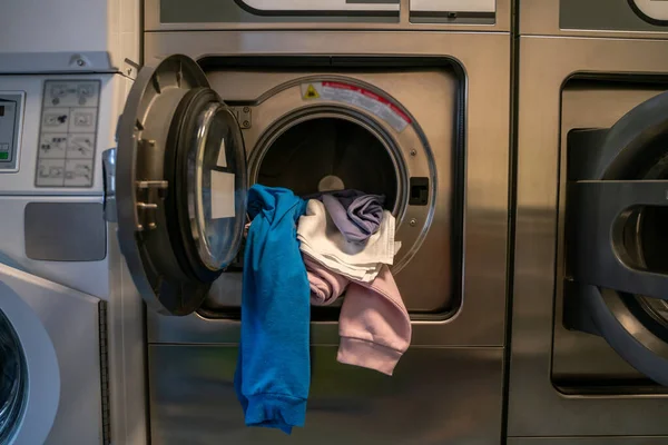 공용자기 서비스 빨래방에 더러운 빨래가 세탁기 — 스톡 사진