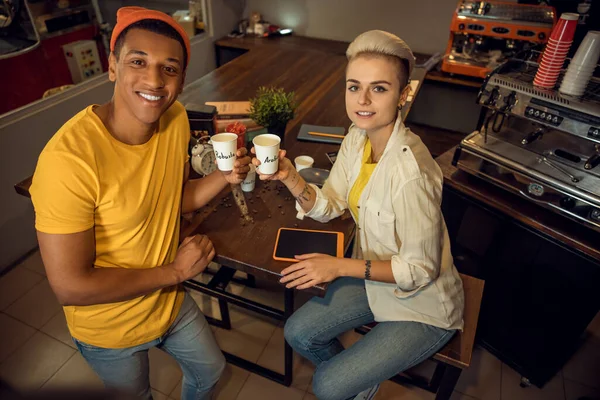 Sorrindo Jovem Trabalhador Café Lado Sua Alegre Colega Sentada Mesa — Fotografia de Stock