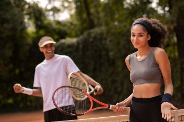 İyi oyundu. İki tenis müdavimi oyun oynuyorlar ve ilgili görünüyorlar.