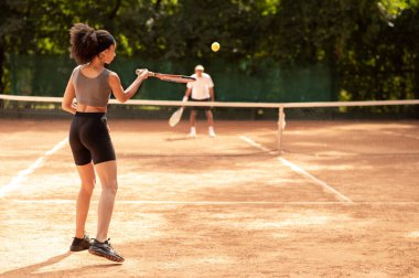 Tenis oynuyordum. Tenis oynayan ve heyecanlı görünen iki genç.