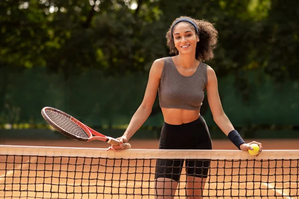 Tennisbaan Glimlachend Schattig Donkerharig Meisje Met Een Racket Aan Het — Stockfoto