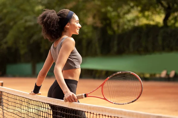 Hou Van Tennis Schattig Donkerharig Meisje Met Een Workout Tennisbaan — Stockfoto