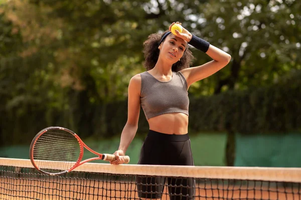 Liebe Tennis Niedliche Dunkelhaarige Mädchen Mit Einem Training Auf Dem — Stockfoto