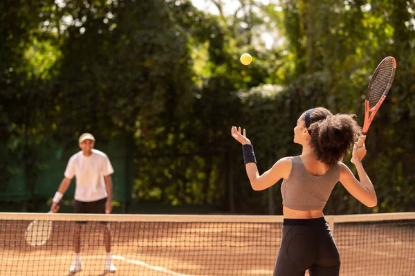 打网球 两个年轻人打网球 看起来很兴奋 — 图库照片