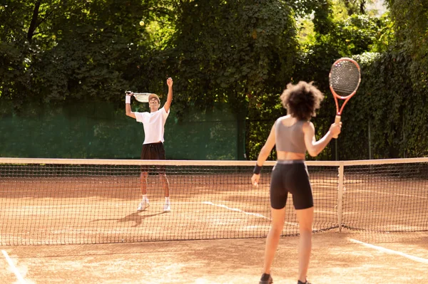 Tennis Spielen Zwei Junge Leute Spielen Tennis Und Wirken Aufgeregt — Stockfoto