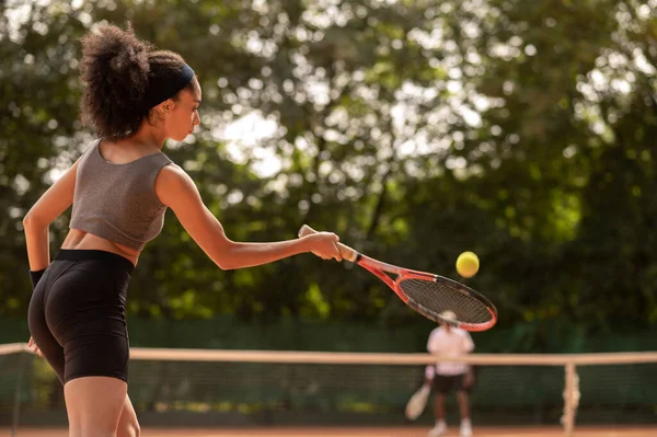 Tennis Spielen Zwei Junge Leute Spielen Tennis Und Wirken Aufgeregt — Stockfoto