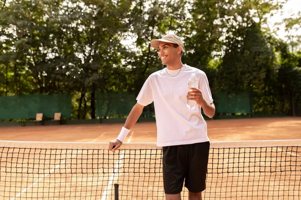 网球选手 身穿白衣的年轻人站在网球场上 — 图库照片