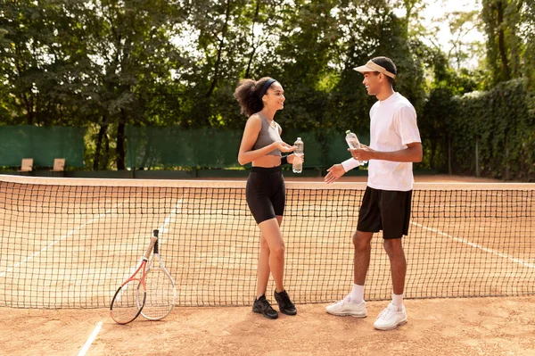 Efter Matchen Unga Tennisspelare Pratar Efter Matchen — Stockfoto