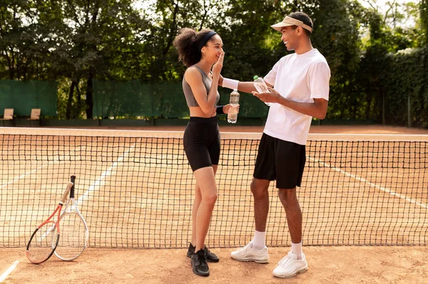 Nach Dem Spiel Junge Tennisspieler Unterhalten Sich Nach Dem Spiel — Stockfoto
