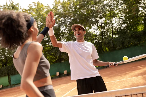 Nach Einem Guten Spiel Zwei Tennisspieler Sehen Aufregend Und Fröhlich — Stockfoto