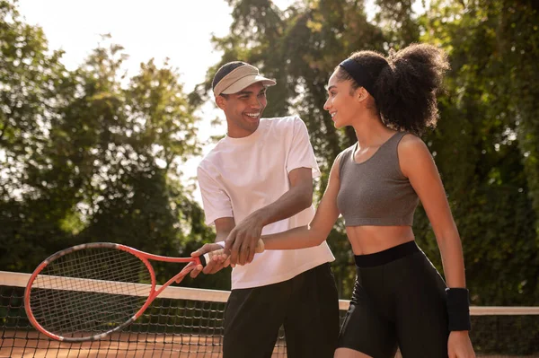Training Junger Männlicher Trainer Bringt Lockigem Mädchen Das Tennisspielen Bei — Stockfoto
