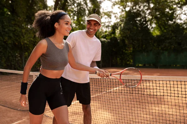 Training Junger Männlicher Trainer Bringt Lockigem Mädchen Das Tennisspielen Bei — Stockfoto