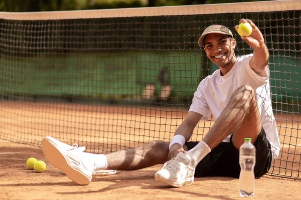 Tenis Kortu Tenis Kortunda Elinde Tenis Topuyla Oturan Yakışıklı Genç — Stok fotoğraf
