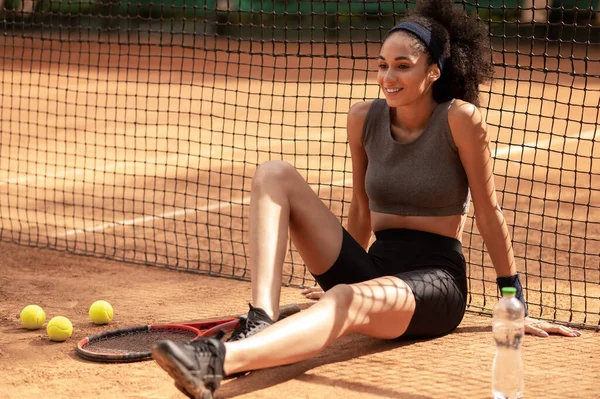 Jolie Fille Court Tennis Jolie Fille Aux Cheveux Bruns Assis — Photo