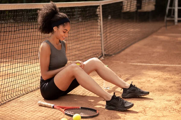 Nettes Mädchen Auf Dem Tennisplatz Nettes Dunkelhaariges Mädchen Sitzt Auf — Stockfoto