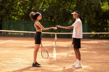 Antrenman yapıyorum. Tenis kortunda antrenman yapan iki genç.