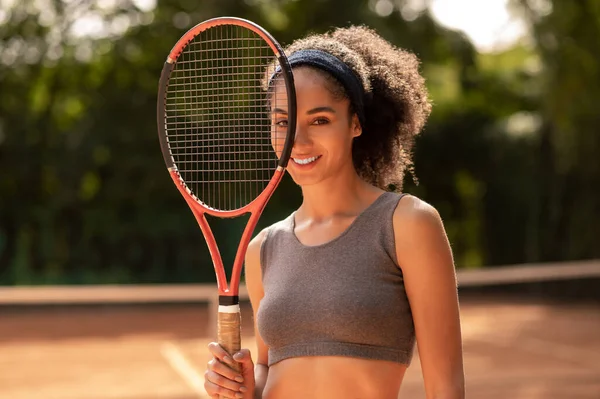 Schattig Meisje Lachende Schattige Vrouwelijke Tennisspeler Met Een Racket Handen — Stockfoto
