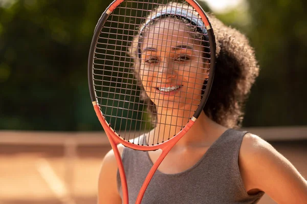 Miúda Gira Sorrindo Bonito Jogador Tênis Feminino Com Uma Raquete — Fotografia de Stock