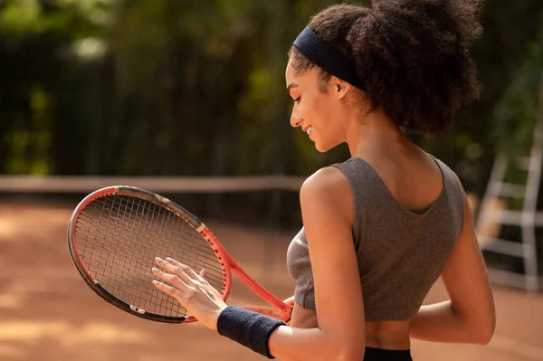 网球选手 黑头发的年轻女子 网球拍 — 图库照片