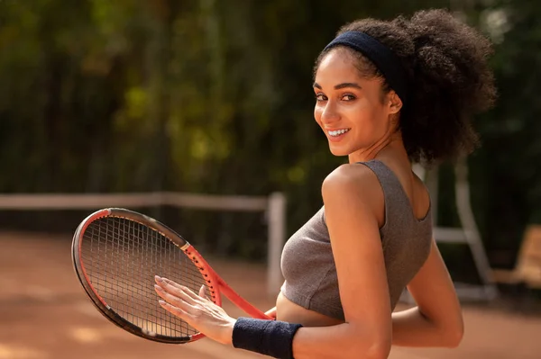 Tennisser Donkerharige Jonge Vrouw Met Tennisracket — Stockfoto