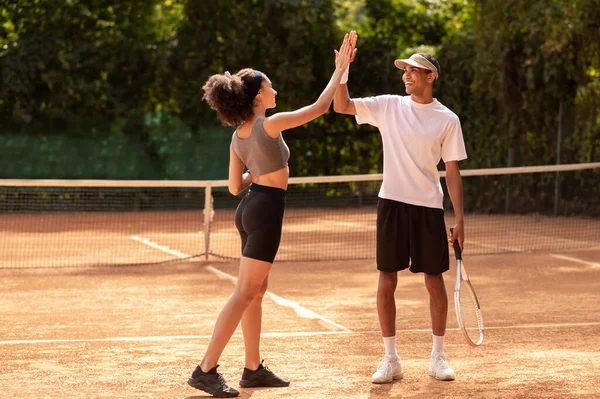 Goed Gespeeld Jonge Tennissers Kijken Opgewonden Een Goed Spel — Stockfoto