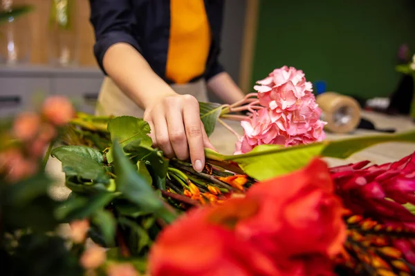 Στη Δουλειά Ανθοπωλείο Που Εργάζονται Λουλούδια Ένα Ανθοπωλείο — Φωτογραφία Αρχείου