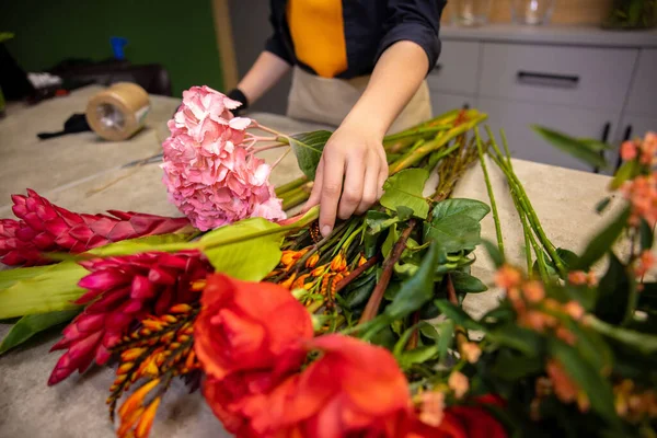 Florist Jobbet Florist Väljer Blommor För Buketter Blomsteraffär — Stockfoto