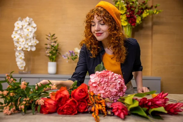Florista Trabajo Floristería Que Elige Flores Para Ramos Una Tienda — Foto de Stock
