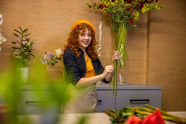 Arbeiten Mit Blumen Ingwermädchen Sortiert Blumen Und Sieht Zufrieden Aus — Stockfoto