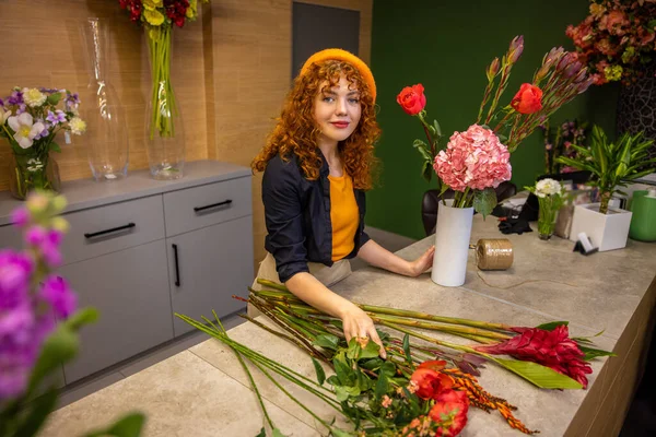 Arbeiten Mit Blumen Ingwermädchen Sortiert Blumen Und Sieht Zufrieden Aus — Stockfoto