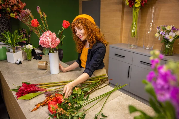 Romantik Genç Kız Kızıl Uzun Saçlı Çiçekli Romantik Görünümlü Kız — Stok fotoğraf