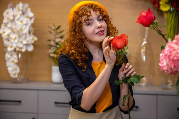 Fleuriste Jeune Fille Rousse Béret Dans Magasin Fleurs — Photo