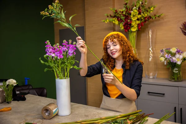 Trabaja Con Flores Floristería Preparando Flores Para Ramos Buscando Involucrados — Foto de Stock