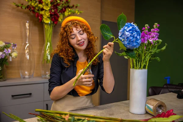 Trabalhar Com Flores Florista Preparando Flores Para Buquês Olhando Envolvido — Fotografia de Stock