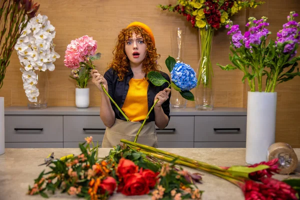 Trabalhar Com Flores Florista Preparando Flores Para Buquês Olhando Surpreso — Fotografia de Stock