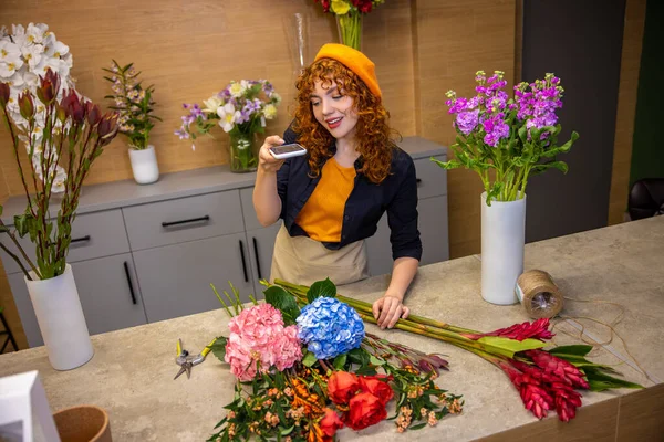 Ung Blomsterhandlare Ung Florist Blomsteraffär Som Handlar Blommor — Stockfoto
