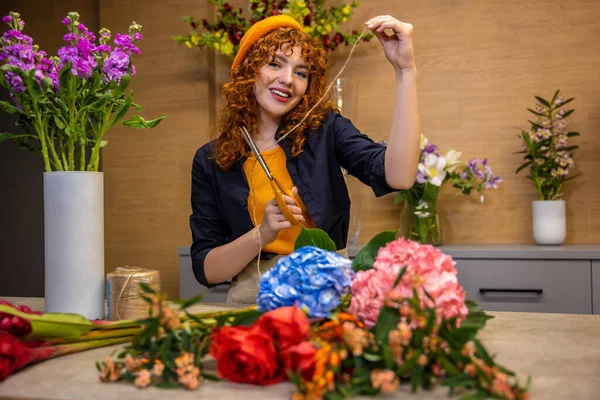 Ung Blomsterhandlare Ung Florist Blomsteraffär Som Handlar Blommor — Stockfoto
