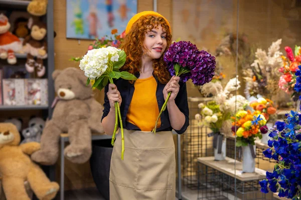 Een Bloemenwinkel Schattig Lachend Meisje Met Bloemen Zoek Genoten — Stockfoto