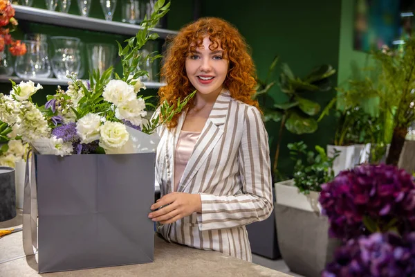 Förbereder Gåva Ung Vacker Kvinna Med Presentpåse Blomsteraffär — Stockfoto