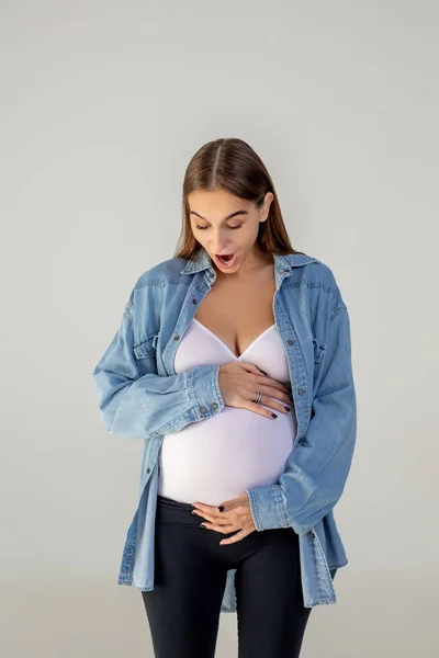 Беременность Милая Молодая Беременная Женщина Взволнована — стоковое фото