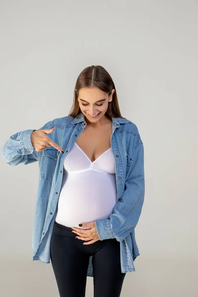 Šťastná Máma Mladá Těhotná Žena Ukazuje Její Velké Břicho Vypadá — Stock fotografie