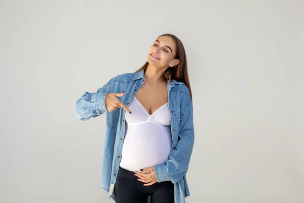 Szczęśliwa Mama Młoda Ciężarna Kobieta Wskazuje Jej Duży Brzuch Wygląda — Zdjęcie stockowe