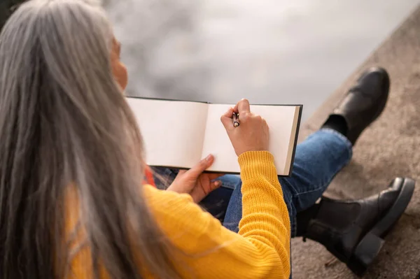 Ispirazione Donna Ispirata Con Albom Mano Sulla Riva Del Fiume — Foto Stock