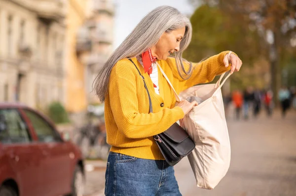 Μετά Ψώνια Γυναίκα Μια Τσάντα Papaer Μετά Ψώνια Ένα Δρόμο — Φωτογραφία Αρχείου