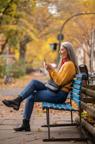 Phone Call Good Looking Woman Sitting Bench Talking Phone — Stock Photo, Image