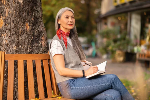 Inspiration Pretty Inspired Woman Sitting Bench Park — Stock Photo, Image